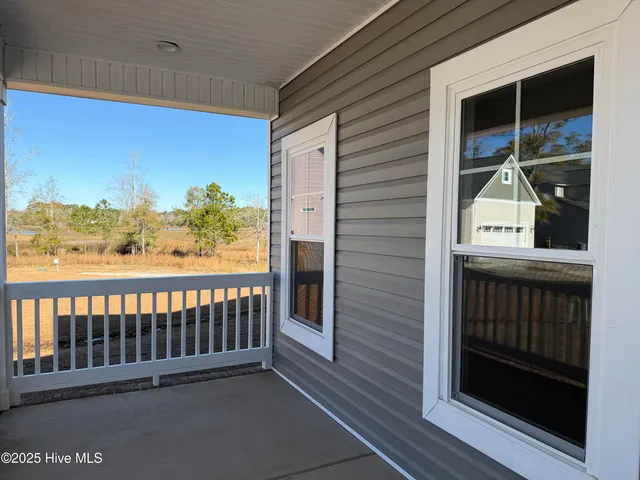 $634,900 | 302 East Ivybridge Drive, Hubert, NC 28539