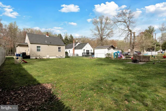 a view of a houses with yard
