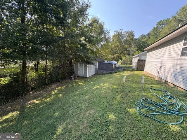 a view of a house with backyard and garden