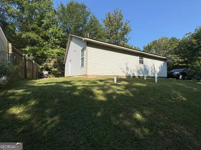 a view of a backyard