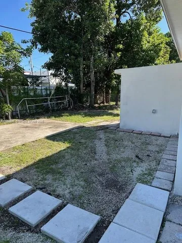 a view of a backyard