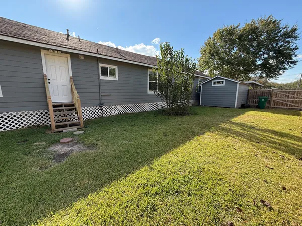 $2,000 | 4901 Elm Street, Seabrook, TX 77586