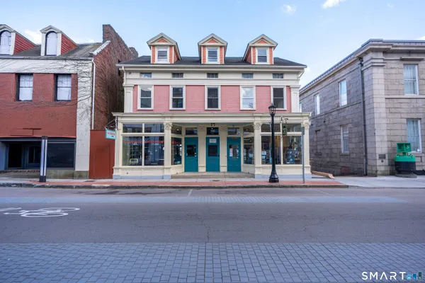 $2,600 | 136 Bank Street, Unit 3A, New London, CT 06320