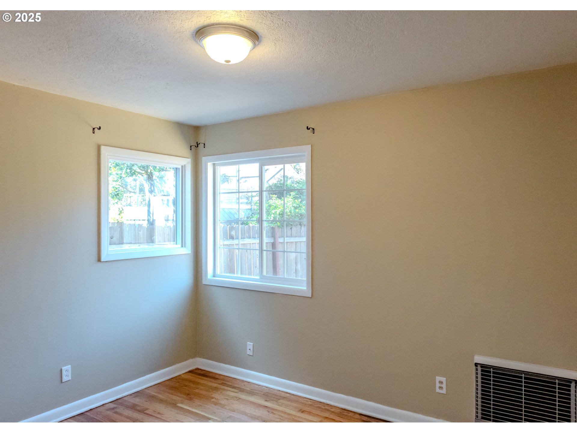 8027 Southeast Rhone Street Portland, OR 97206 - Photo 10 of 41
