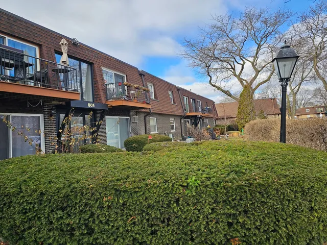 $180,000 | 805 Grove Drive, Unit 206, Buffalo Grove, IL 60089