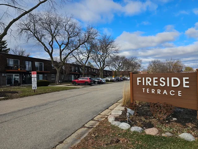 $180,000 | 805 Grove Drive, Unit 206, Buffalo Grove, IL 60089