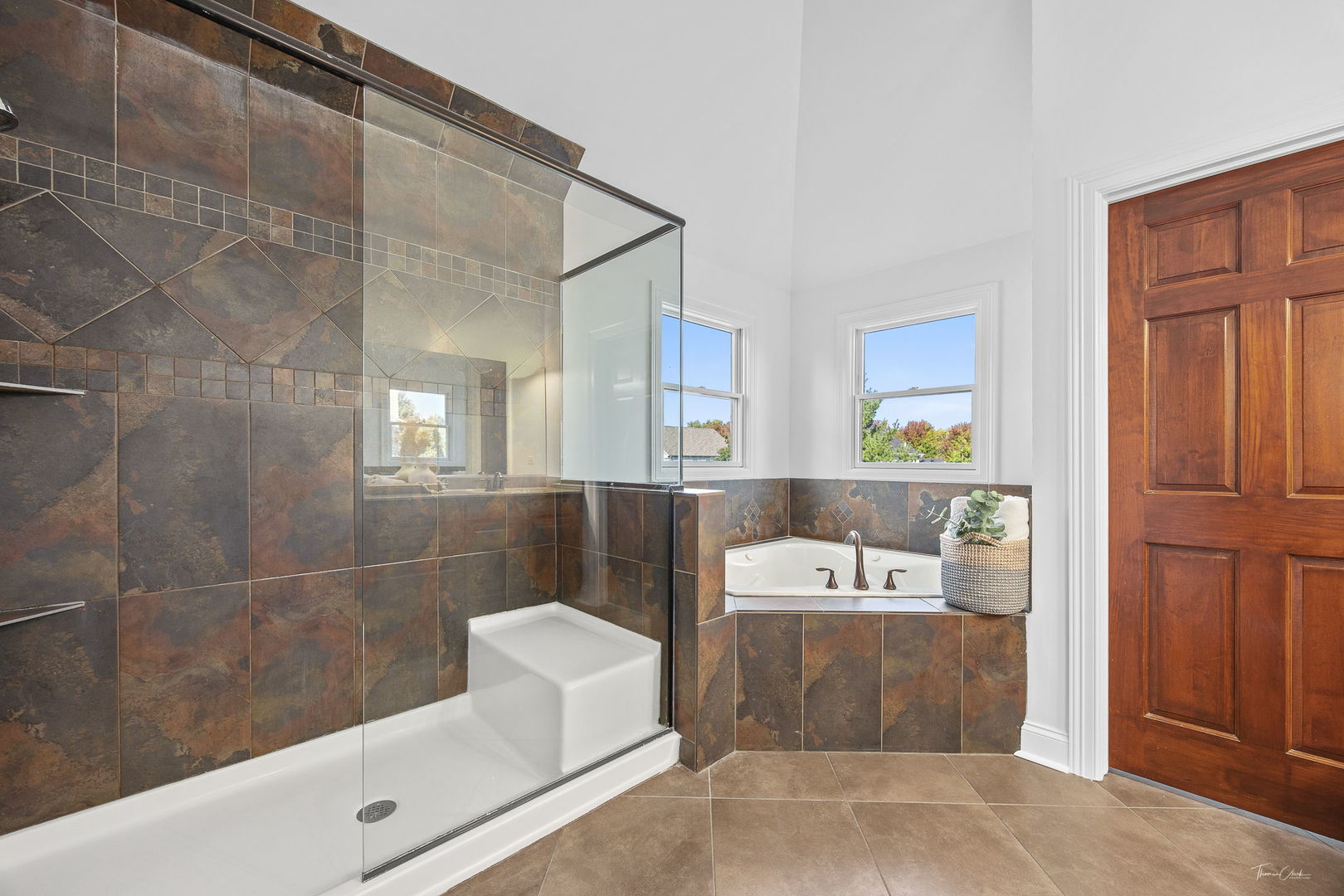 12929 Alpine Way Plainfield, IL 60585 - Photo 37 of 55 a bathroom with a tub a sink and a mirror