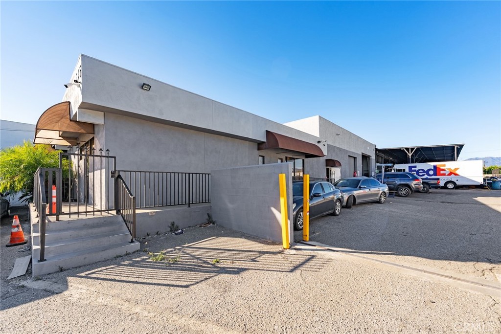 544 West Rialto Avenue Rialto, CA 92376 - Photo 11 of 15 a car parked in front of garage