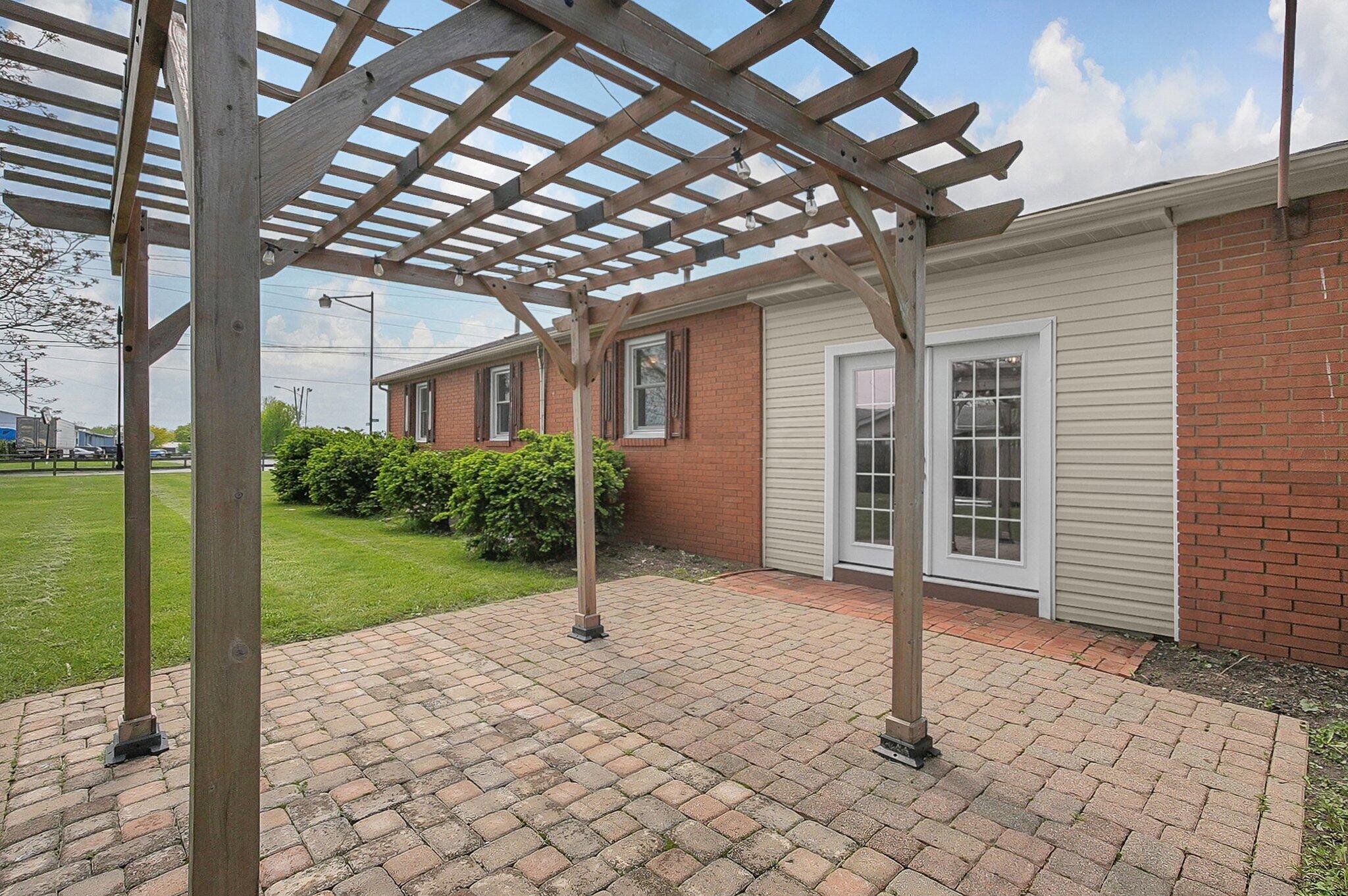 1550 Frank Road Columbus, OH 43223 - Photo 3 of 26 2-web-or-mls-1550-frank-rd