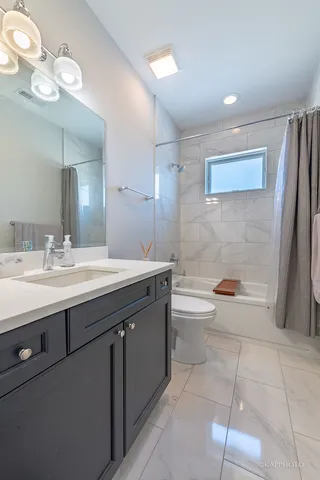 $3,650 | 457 North Aberdeen Street, Unit 4N, Chicago, IL 60642