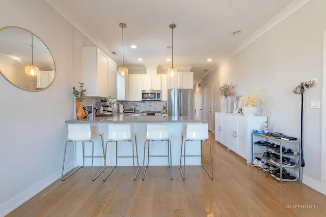 $3,650 | 457 North Aberdeen Street, Unit 4N, Chicago, IL 60642