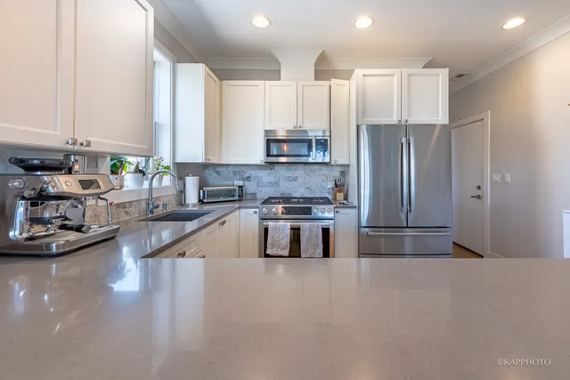 $3,650 | 457 North Aberdeen Street, Unit 4N, Chicago, IL 60642