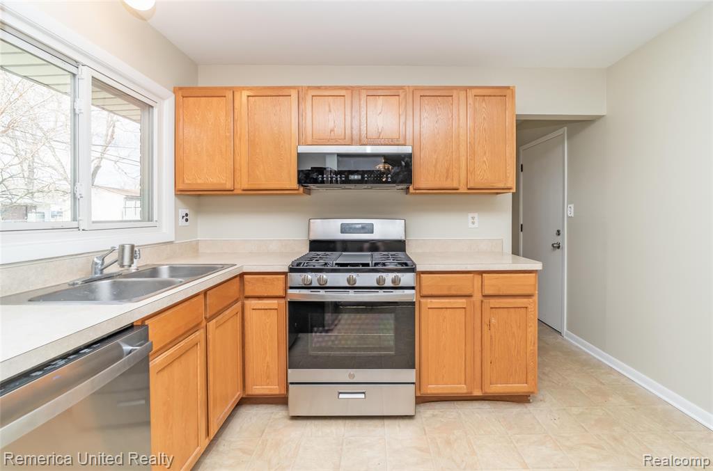 945 North Commerce Road Commerce Township, MI 48382 - Photo 15 of 59