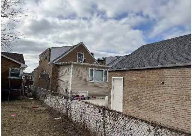 a front view of house with yard