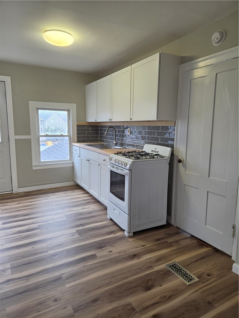 21 Gardiner Park Rochester, NY 14607 - Photo 6 of 22 updated kitchen with gas range & butcherblock coun