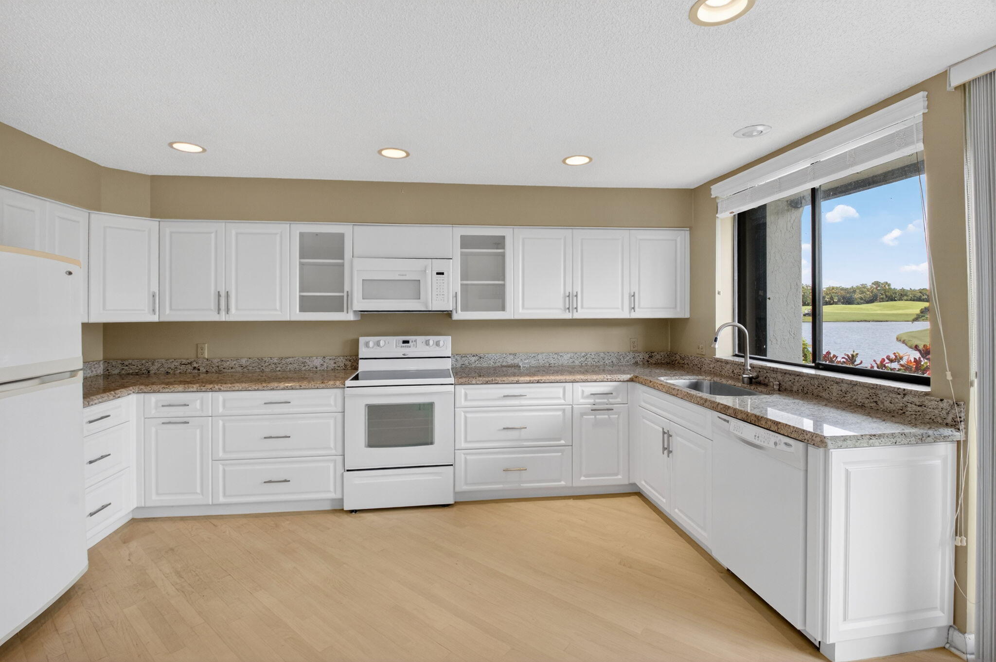 19630 Sawgrass Circle, Unit 2901 Boca Raton, FL 33434 - Photo 18 of 69 KITCHEN