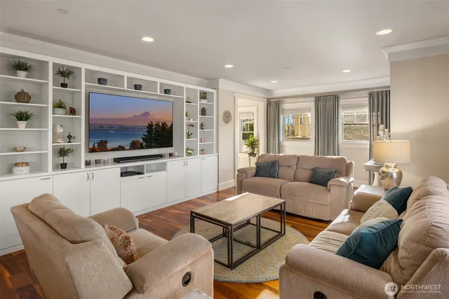 $6,500,000 | 8910 Northeast 33rd Street, Yarrow Point, WA 98004