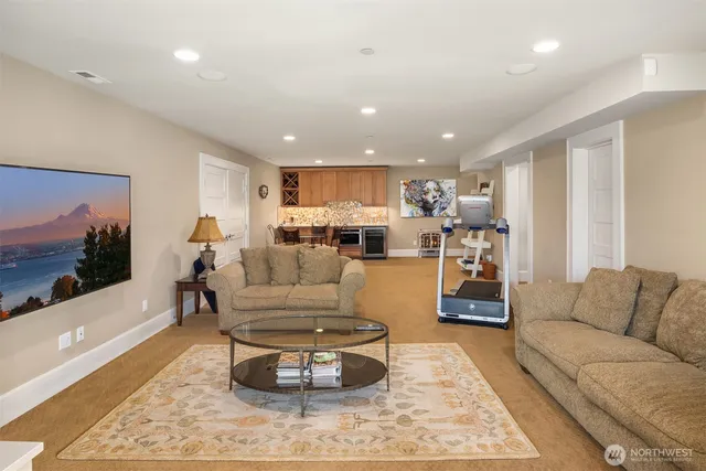 $6,500,000 | 8910 Northeast 33rd Street, Yarrow Point, WA 98004