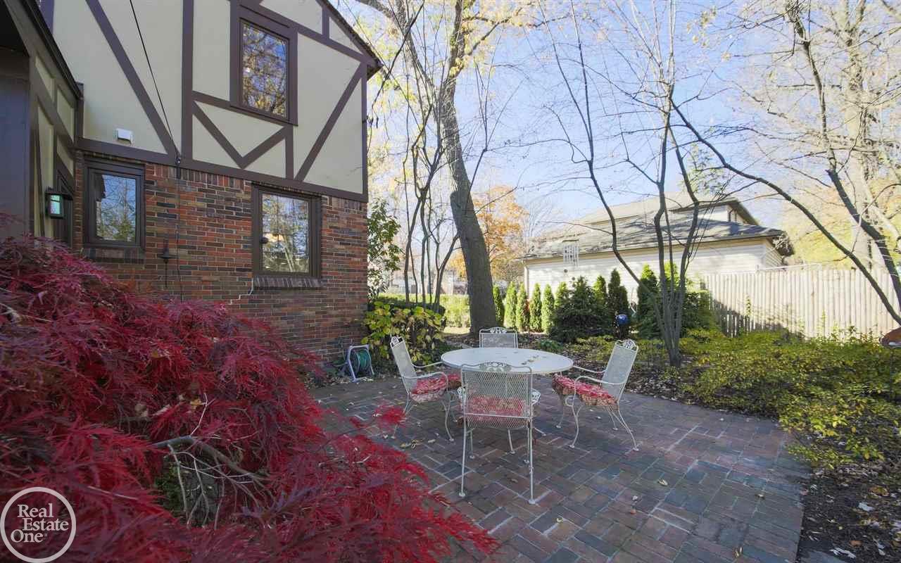 1712 Broadstone Road Grosse Pointe Woods, MI 48236 - Photo 28 of 34
