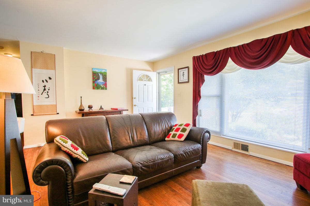 11701 Charles Road Silver Spring, MD 20906 - Photo 5 of 26 Living Room