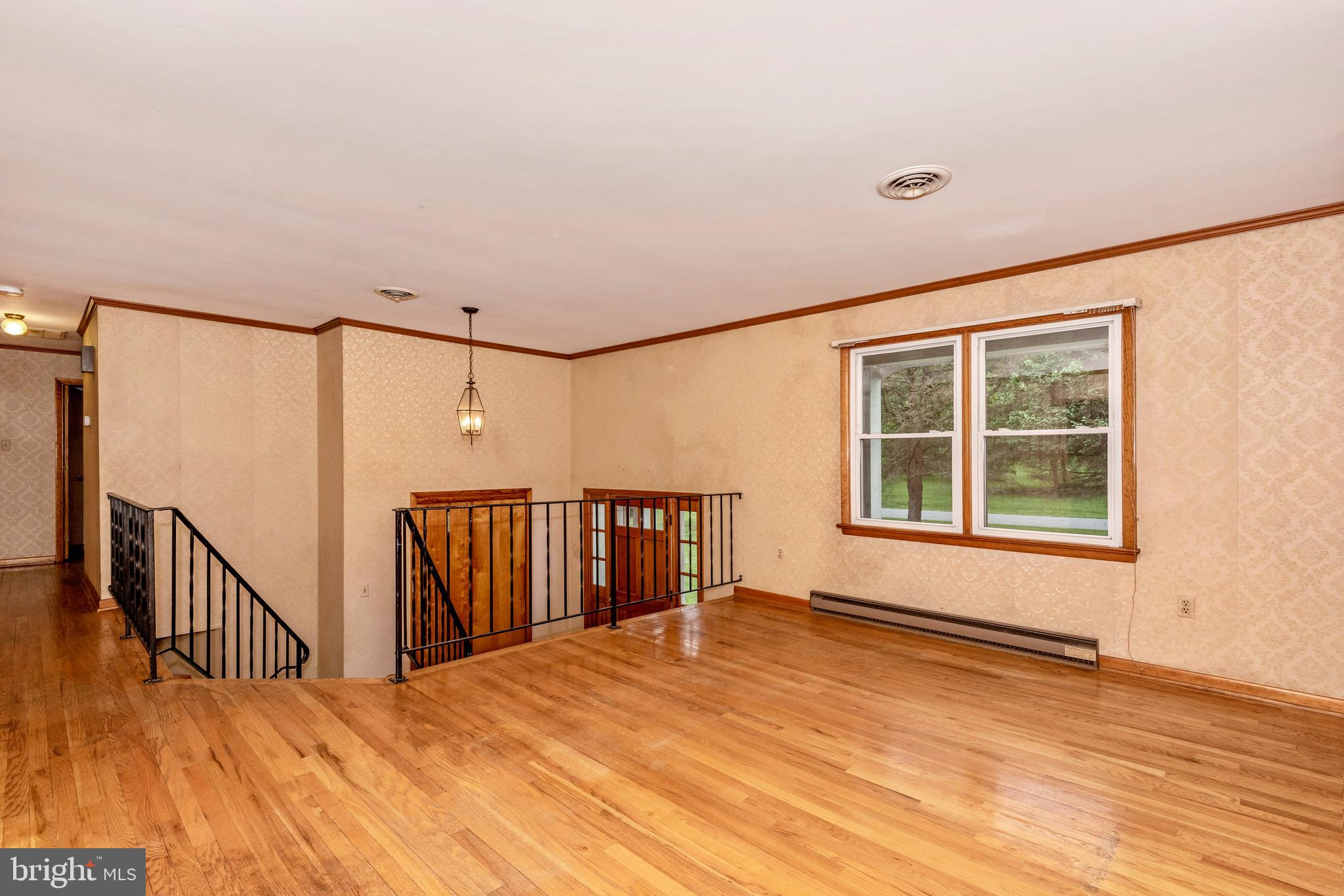5705 Woodlyn Road Frederick, MD 21703 - Photo 8 of 20 Living room