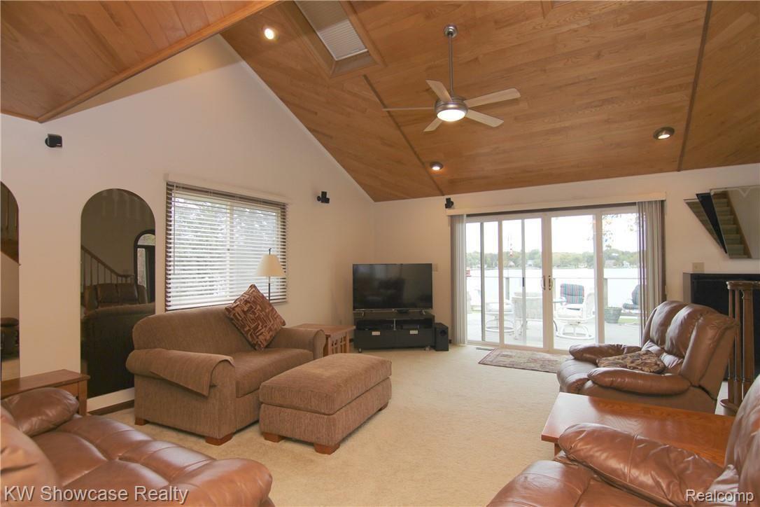 5762 Bullard Road Fenton, MI 48430 - Photo 11 of 34 jBullard Rd Great Room.jpg