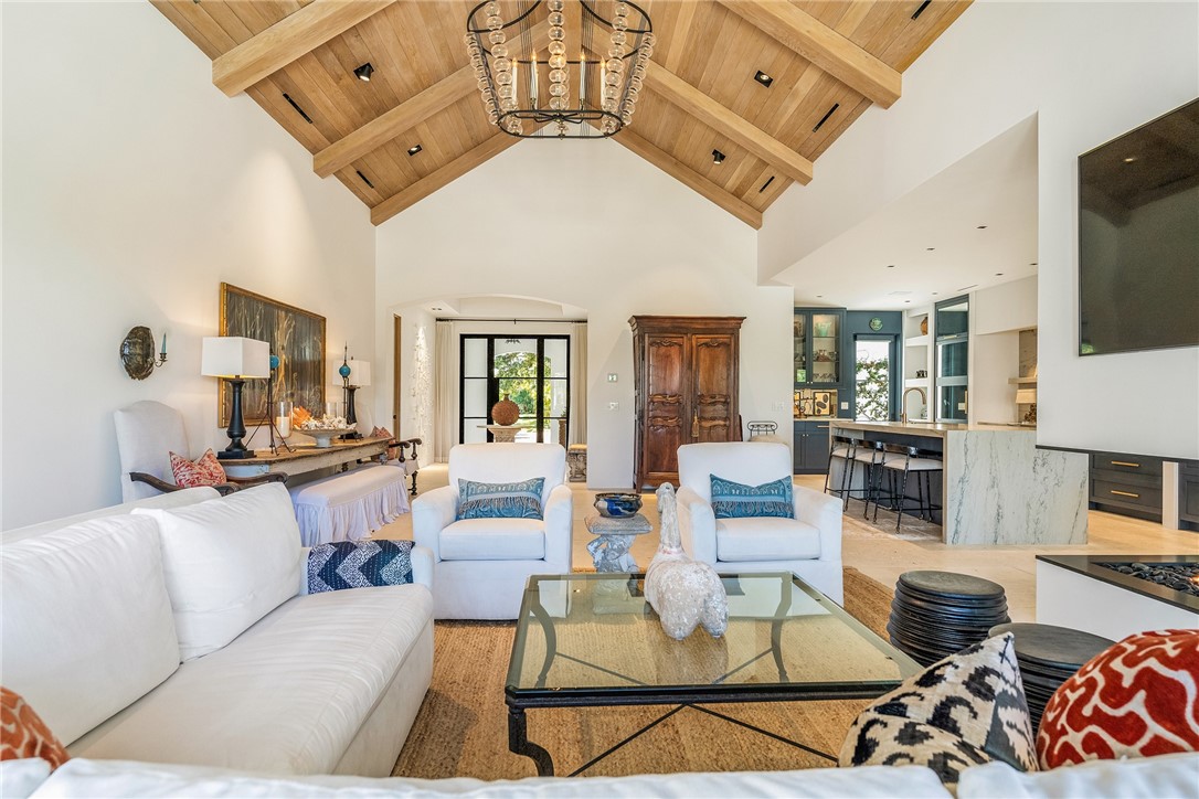 61 Caribe Way Vero Beach, FL 32963 - Photo 15 of 36 a living room with furniture