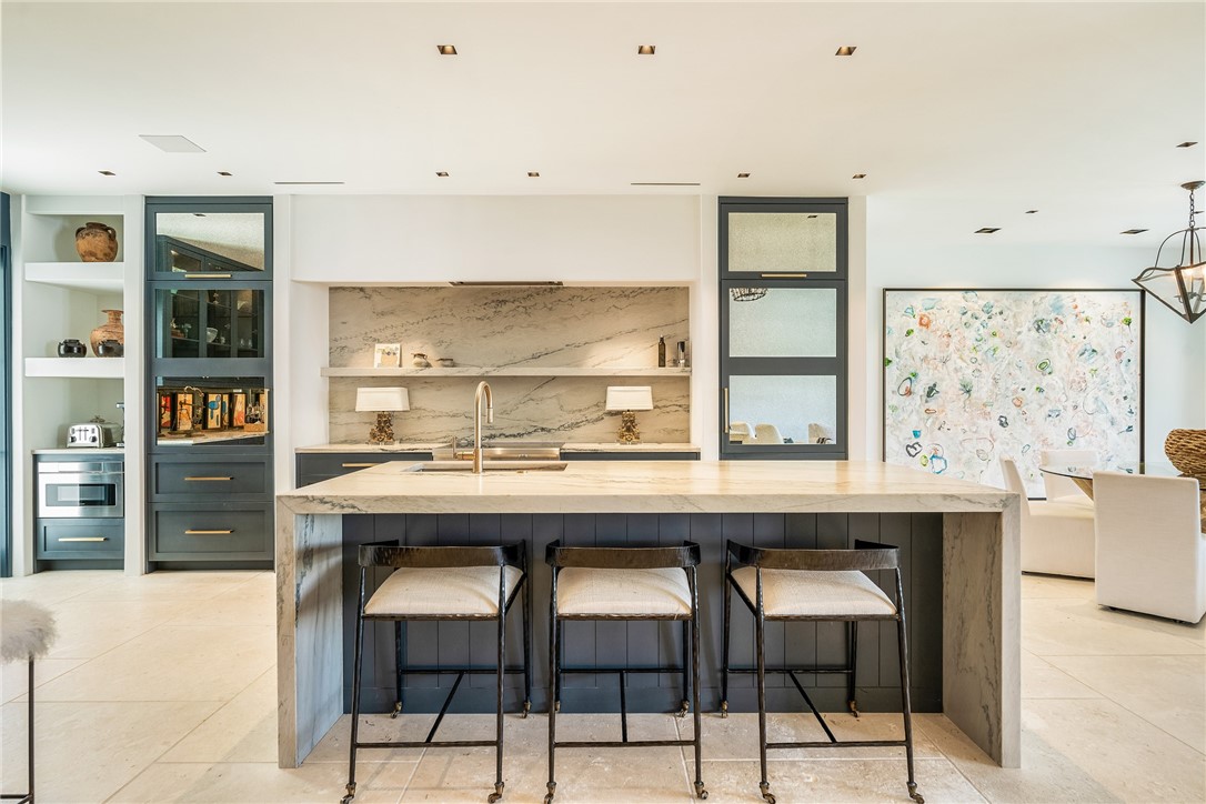 61 Caribe Way Vero Beach, FL 32963 - Photo 5 of 36 a kitchen with a table and chairs in it