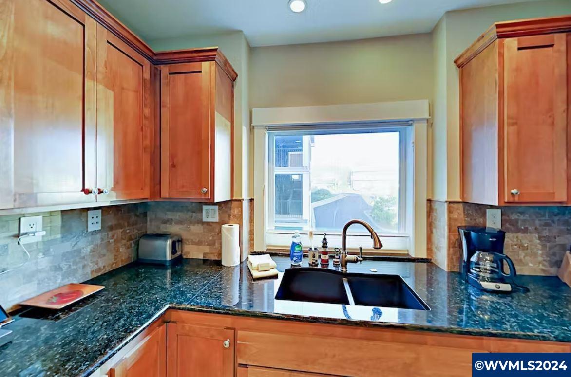 1125 Northwest Spring Street Newport, OR 97365 - Photo 11 of 24