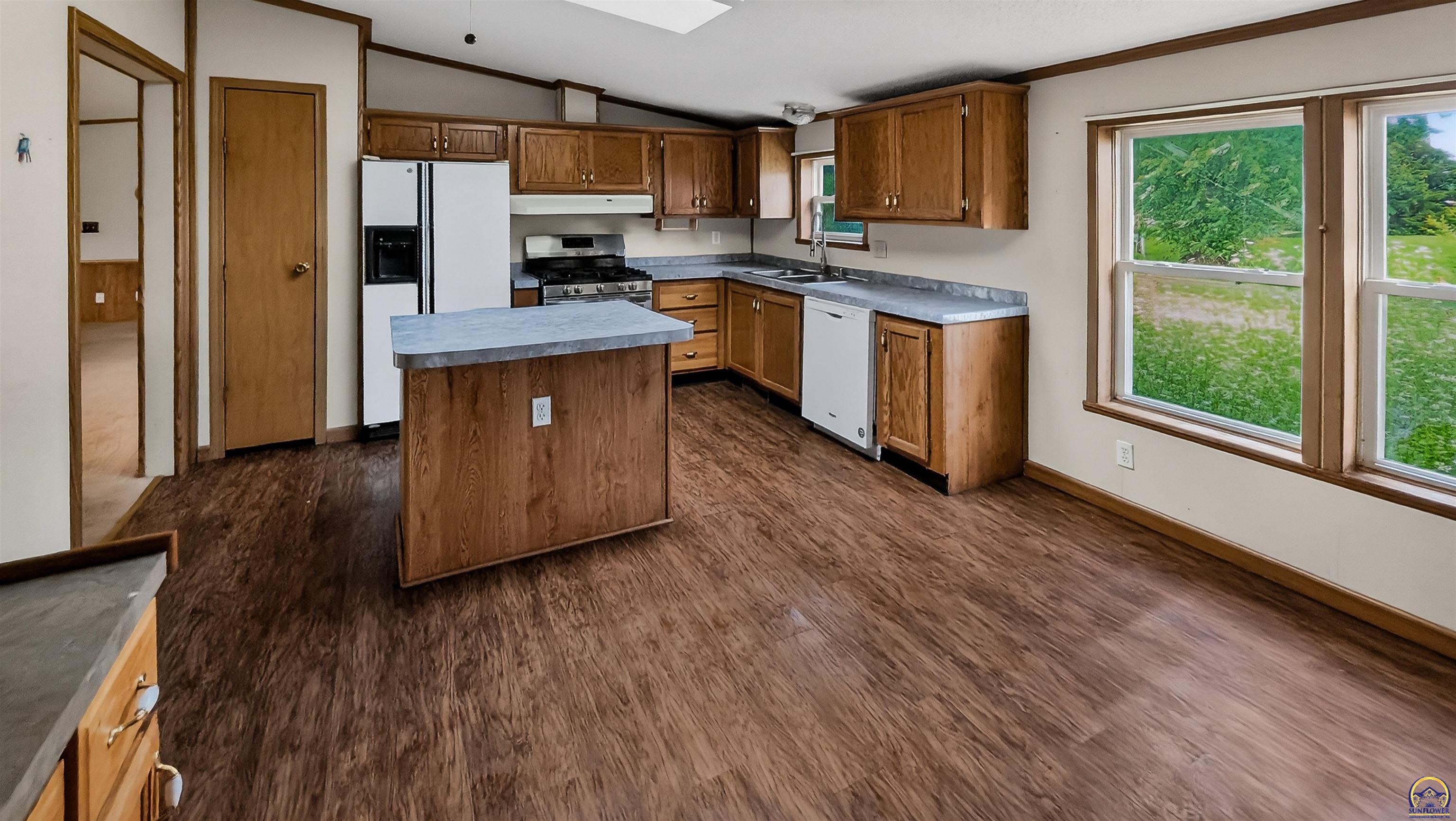 1602 Emmer Road Hartford, KS 66854 - Photo 3 of 34