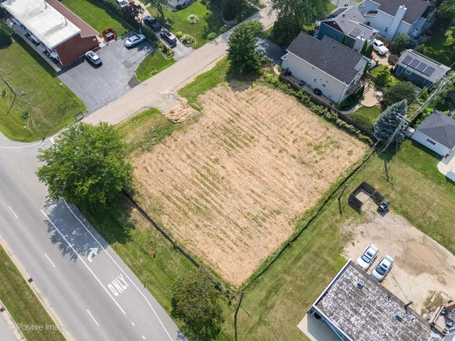 a view of a fountain in the backyard of a house