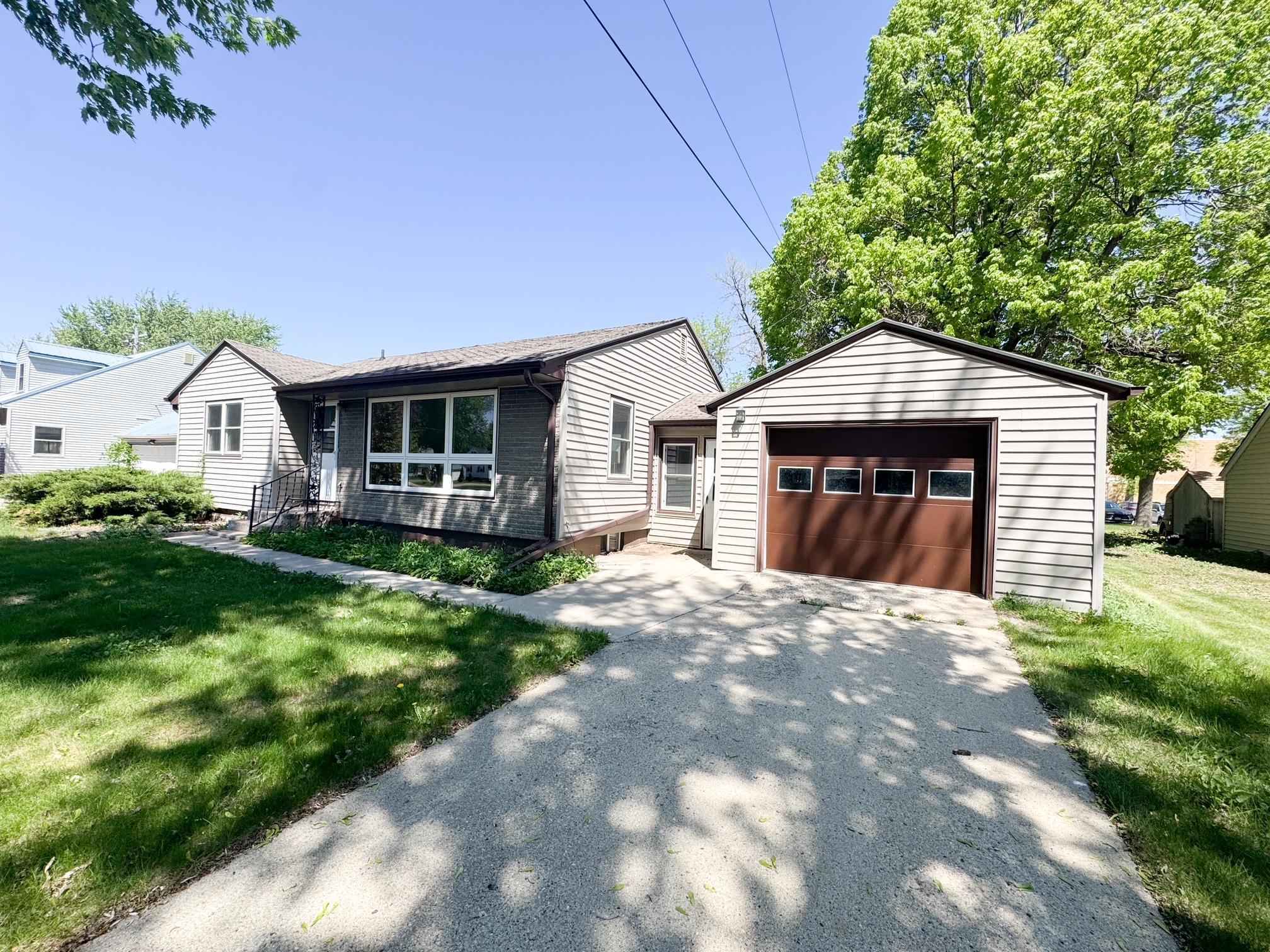 406 Northeast 4th Street Fulda, MN 56131 - Photo 3 of 28