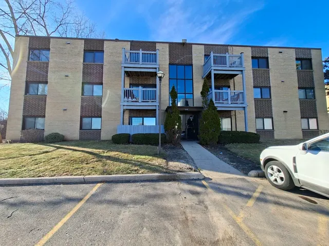 $198,000 | 664 Pinecrest Drive, Unit 302, Prospect Heights, IL 60070