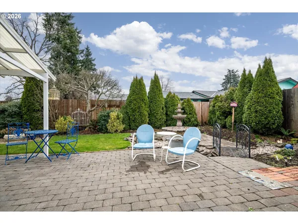 a chair and table sitting in backyard of a house