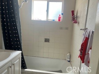 1020 West 24th Street Merced, CA 95340 - Photo 14 of 21 a bathroom with a bathtub