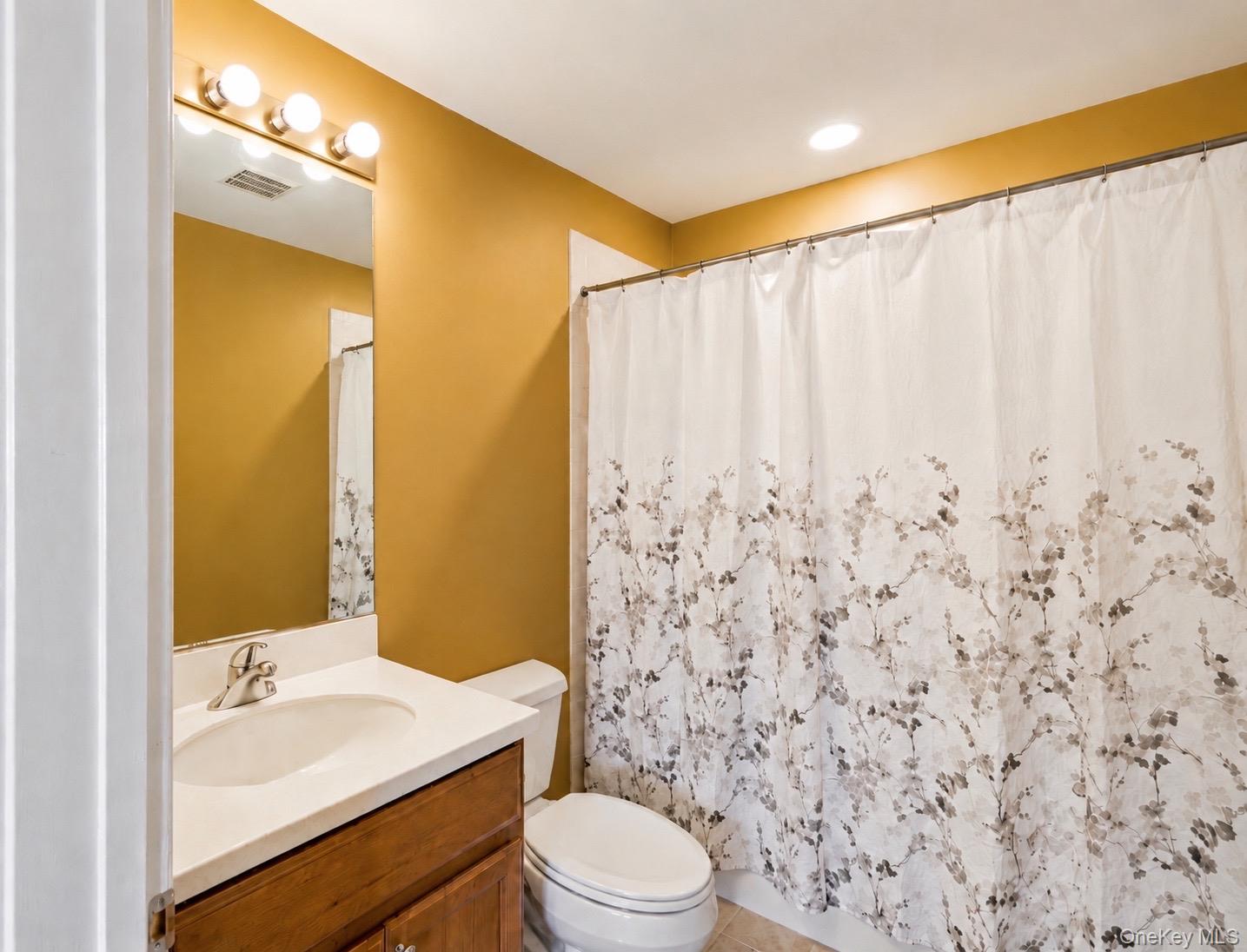 323 Waterside Close Peekskill, NY 10566 - Photo 22 of 42 Private bathroom in 2nd bedroom with tub/shower and vanity.