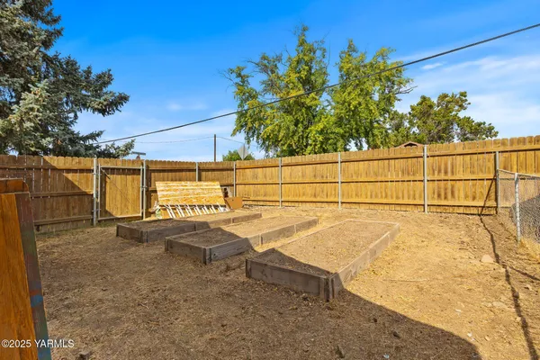 a view of a basket ball court