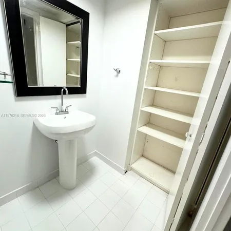 $4,400 | 690 Southwest 1st Court, Unit PHI24, Miami, FL 33130