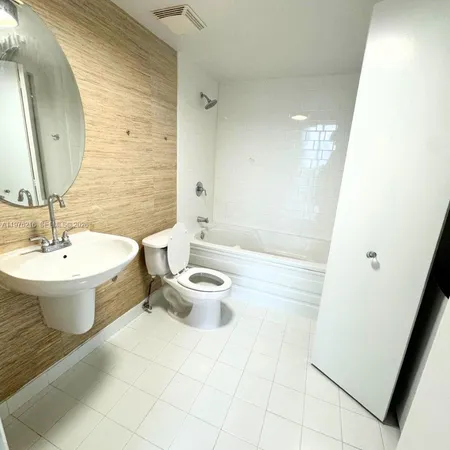 $4,400 | 690 Southwest 1st Court, Unit PHI24, Miami, FL 33130