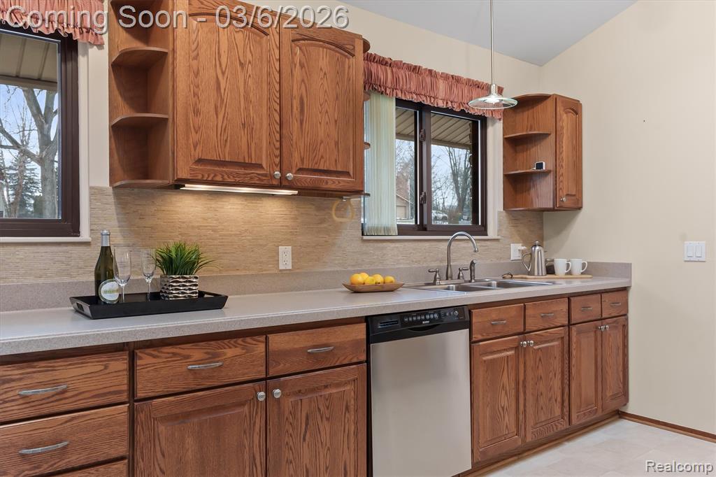 33420 Quaker Valley Road Farmington Hills, MI 48331 - Photo 10 of 32