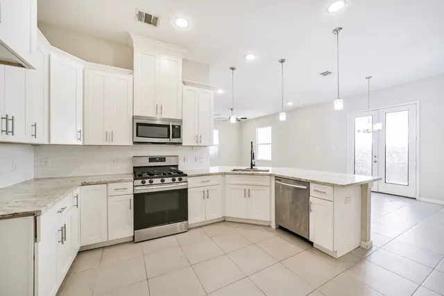 $1,940 | 10334 Solitaire Circle, Houston, TX 77070