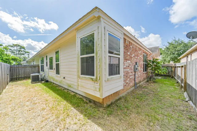 $1,940 | 10334 Solitaire Circle, Houston, TX 77070