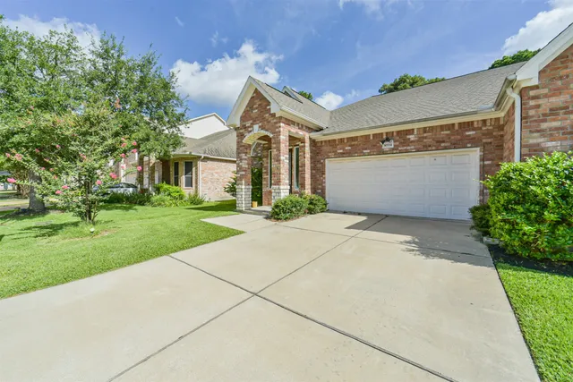 $1,940 | 10334 Solitaire Circle, Houston, TX 77070