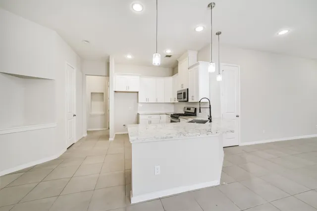 $1,940 | 10334 Solitaire Circle, Houston, TX 77070