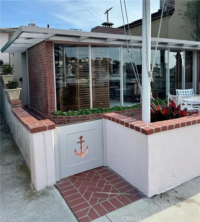 a view of an house with backyard and porch