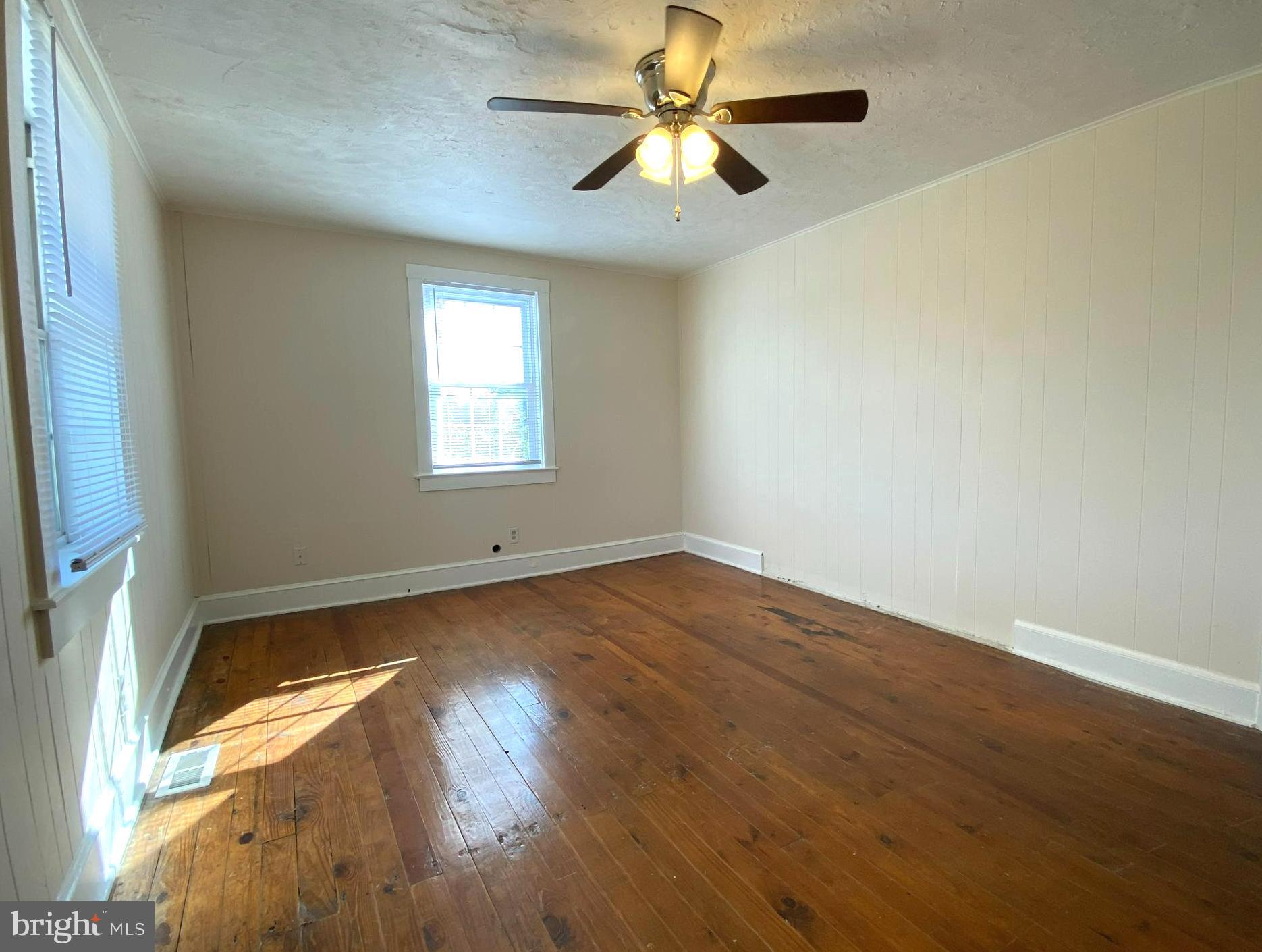16142 Brandy Road Culpeper, VA 22701 - Photo 6 of 13 Living Room