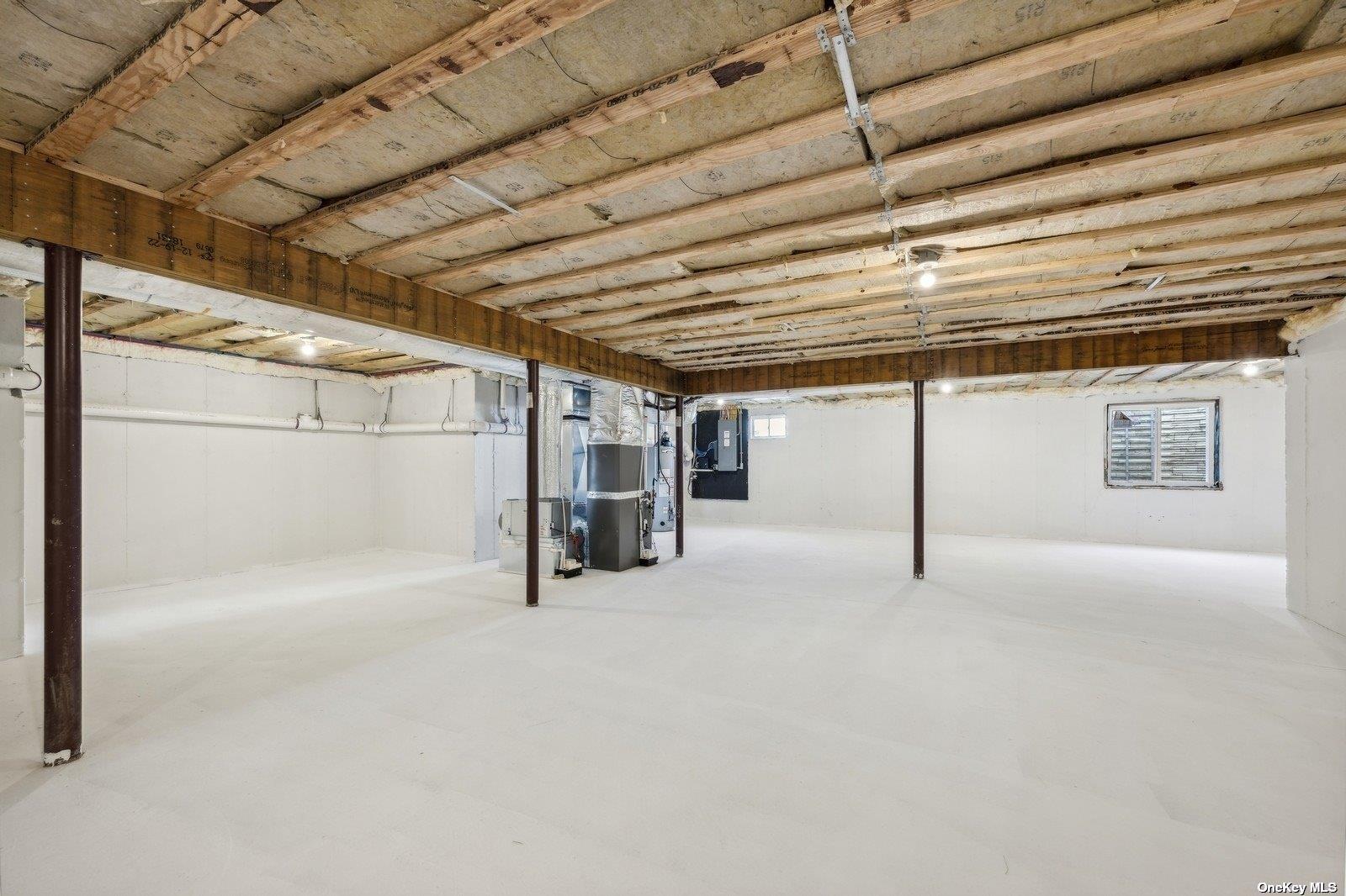 910 Glenn Road Southold, NY 11971 - Photo 33 of 33 a view of an empty room