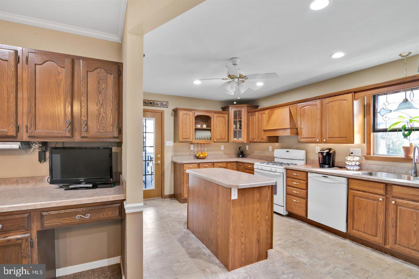 8 Walnut Lane Clementon, NJ 08021 - Photo 14 of 45 Kitchen with center island