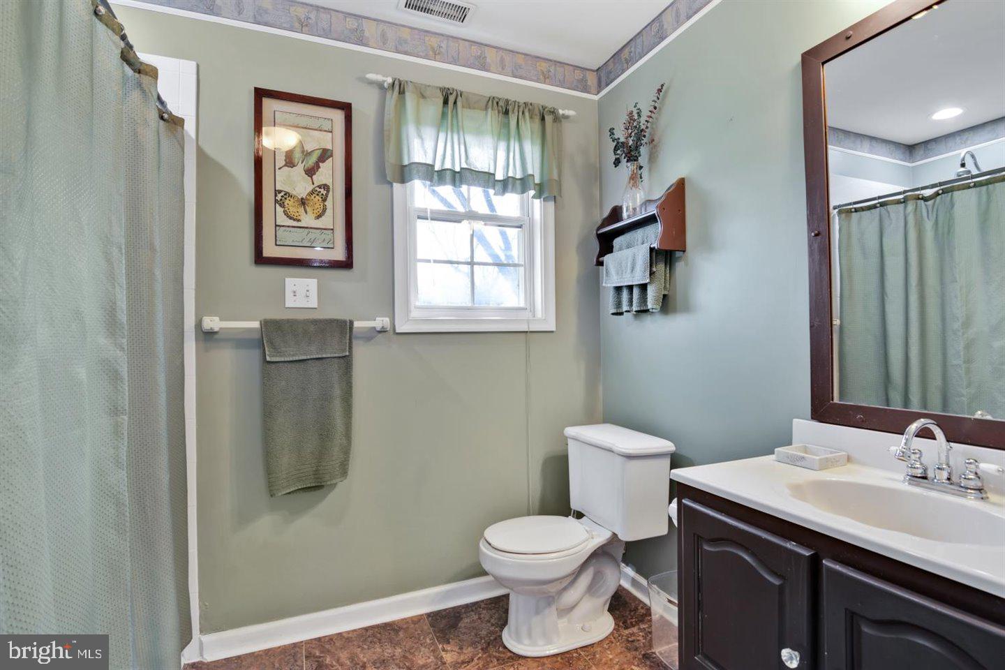 8 Walnut Lane Clementon, NJ 08021 - Photo 28 of 45 2nd floor full bath