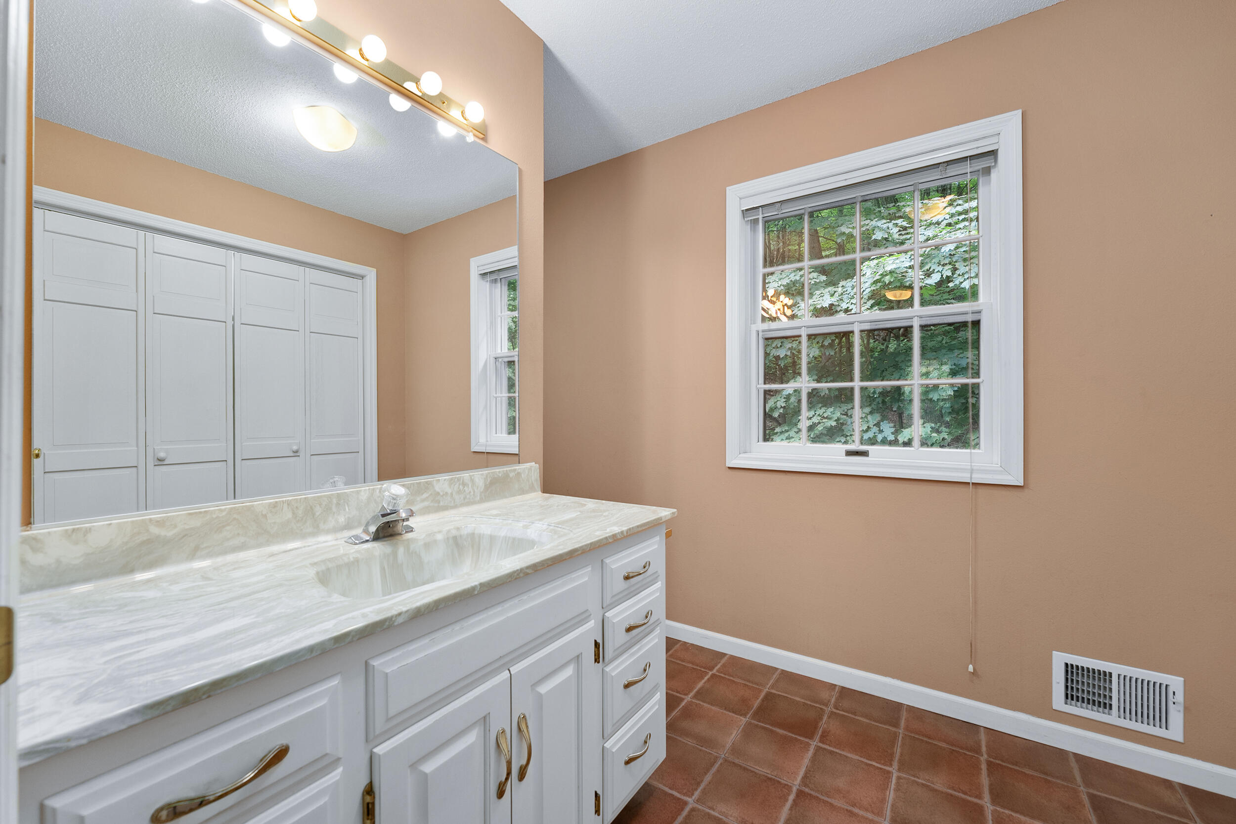 137 Canterbury Road Washington, WI 54701 - Photo 23 of 40 Large double wide closet